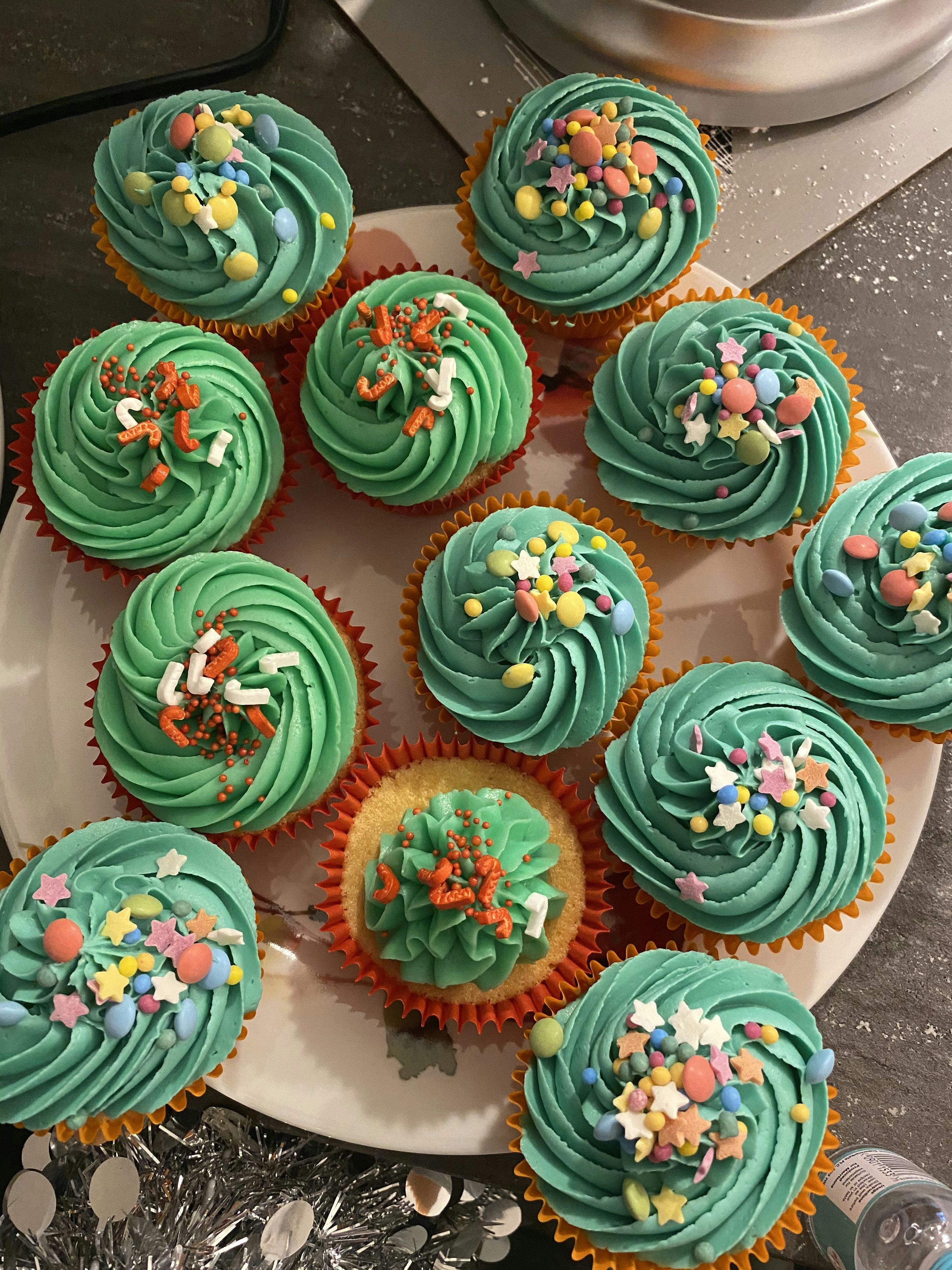 緑のピンクと青の花のカップケーキの写真 Unsplashで見つけるケーキの無料写真