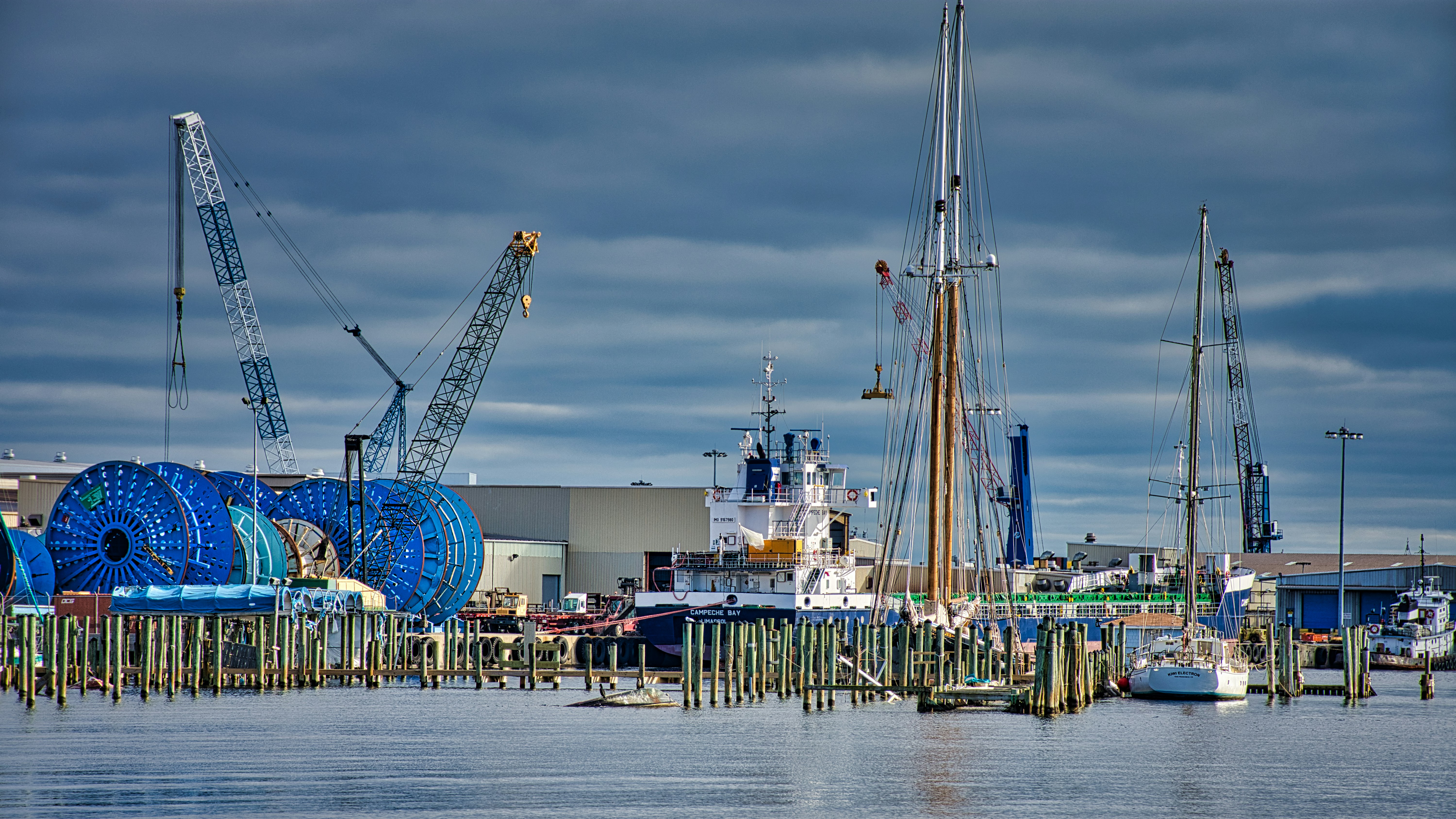 blue and yellow ferris wheel near body of water during daytime