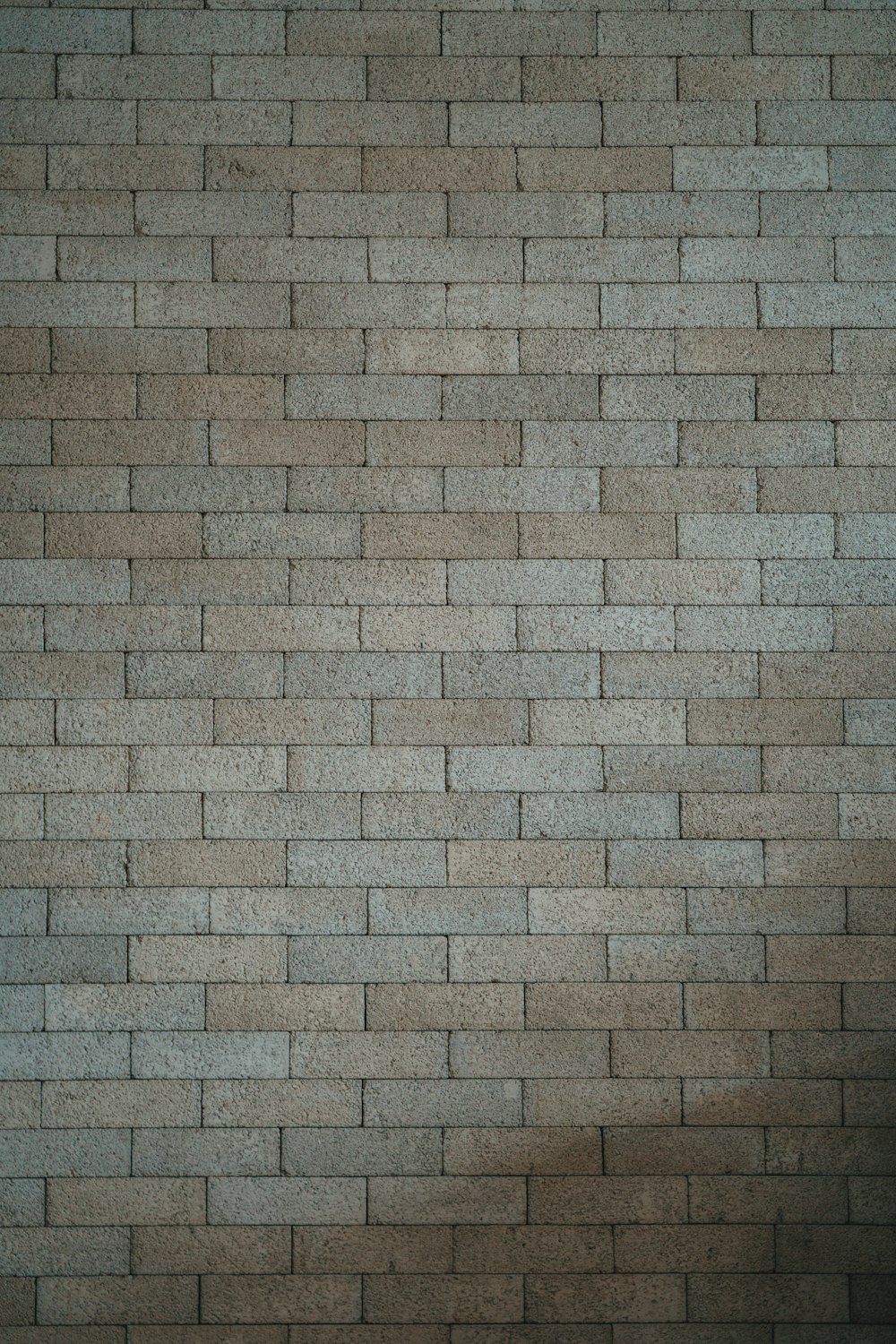 茶色と灰色のレンガの壁