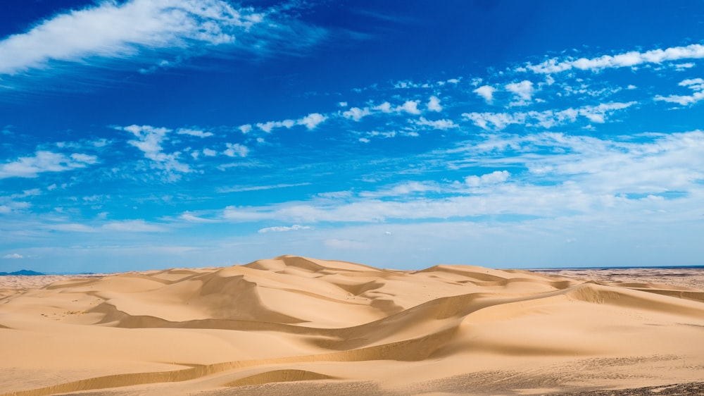 brauner Sand unter blauem Himmel tagsüber