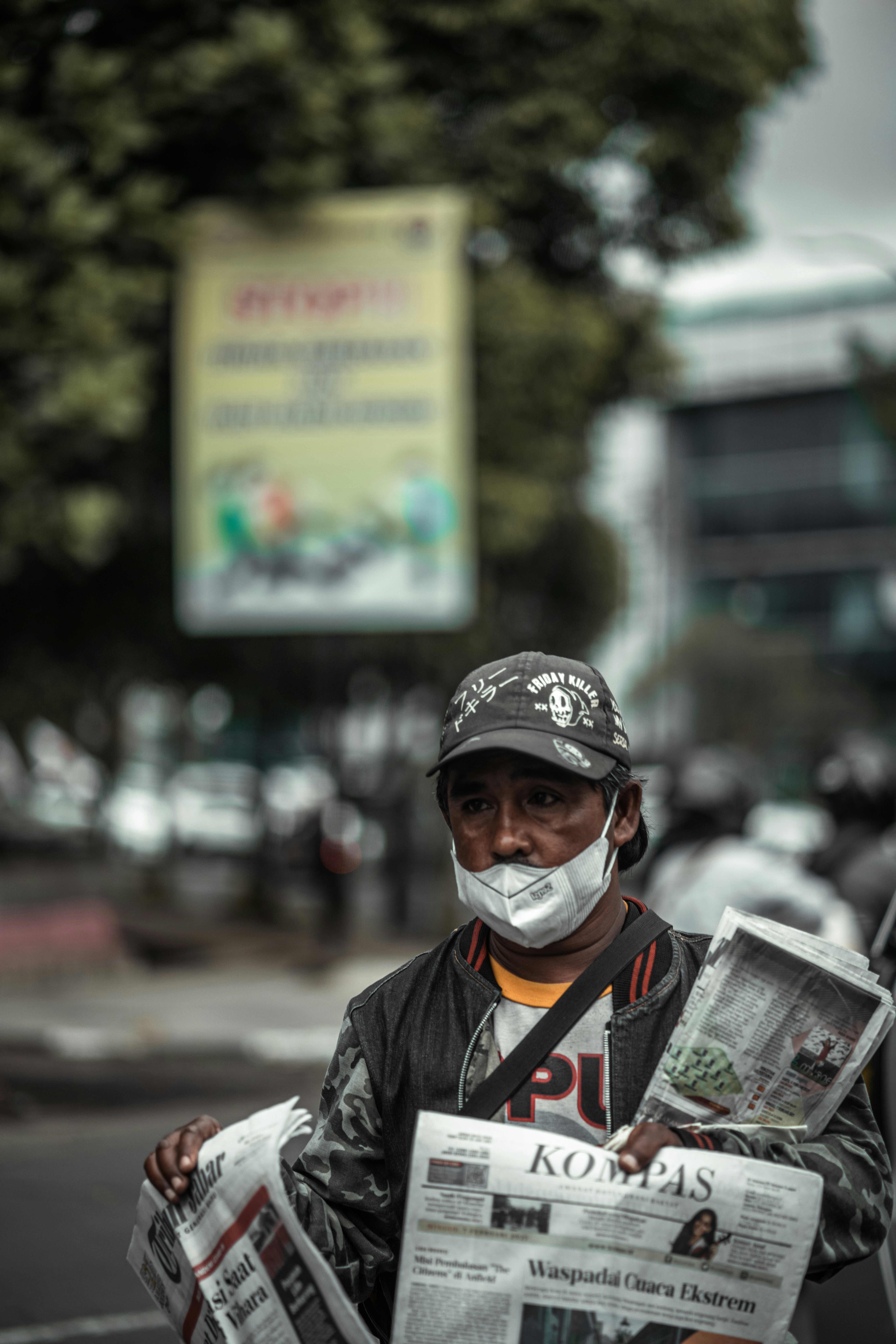 Pria berjaket hitam mengenakan topi hitam dan putih