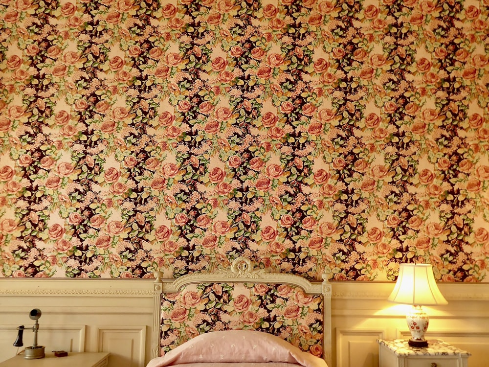 Mur floral marron et beige