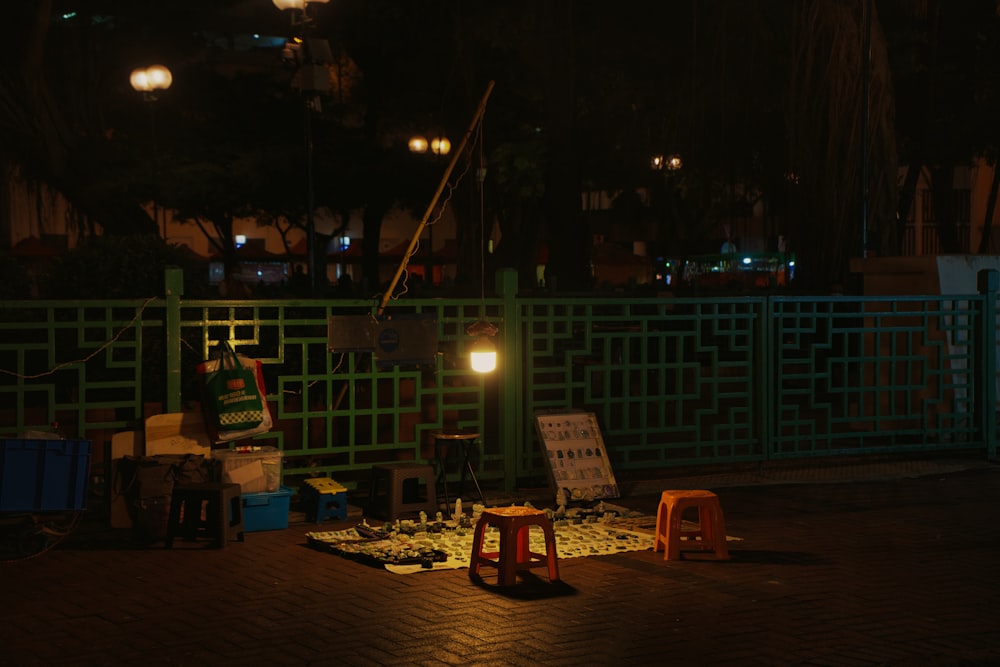 Personas sentadas en sillas cerca de cuerpos de agua durante la noche