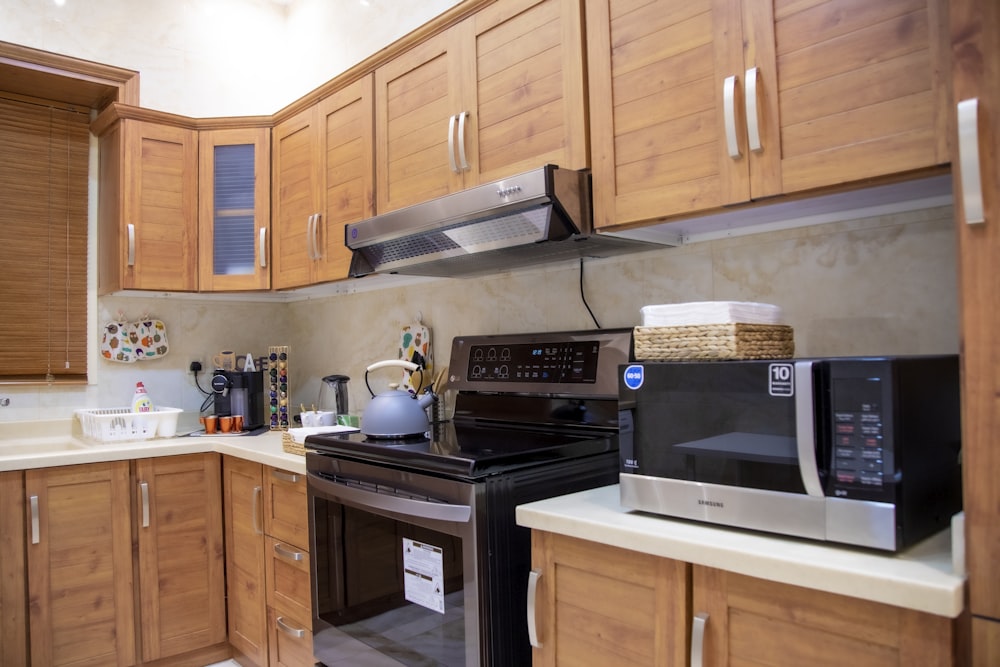 forno a microonde bianco su mobile da cucina in legno marrone