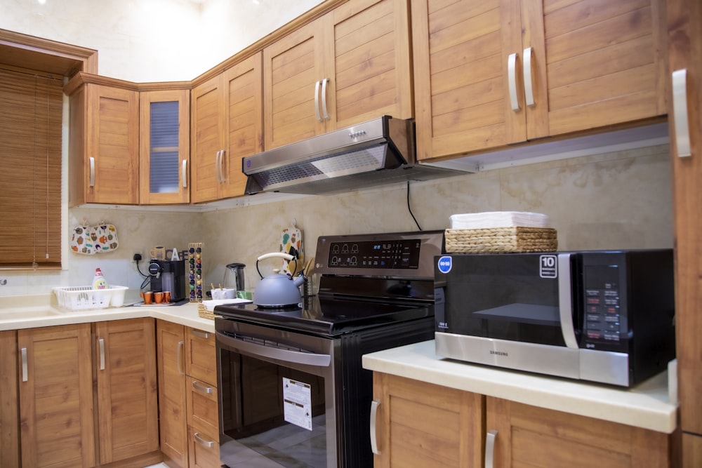 Horno microondas blanco en mueble de cocina de madera marrón