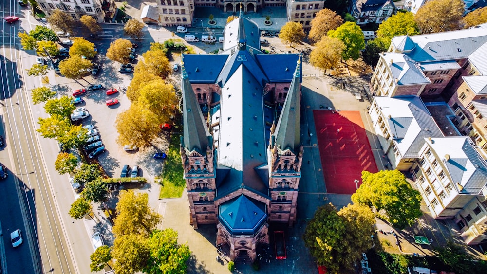 Vista aérea del edificio verde y azul