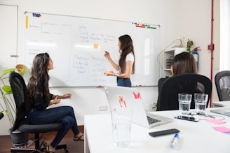 Best Business Funding Solutions in the USA (2025 Guide) – Loans, Grants & More. makesmymoney.com