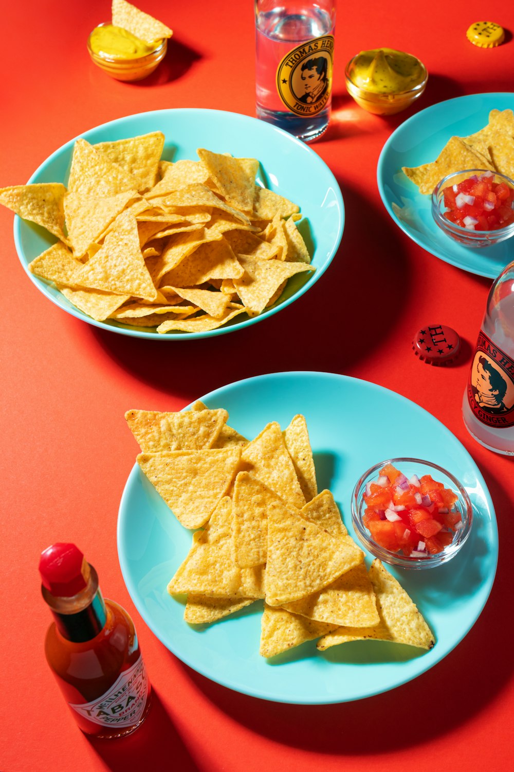 Chips auf weißer Keramikplatte