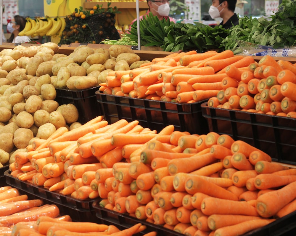 Fruits orange sur caisse en plastique noir