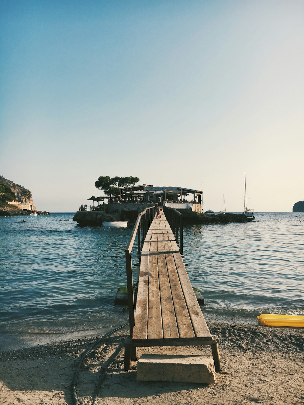 Muelle de madera marrón en el cuerpo de agua durante el día