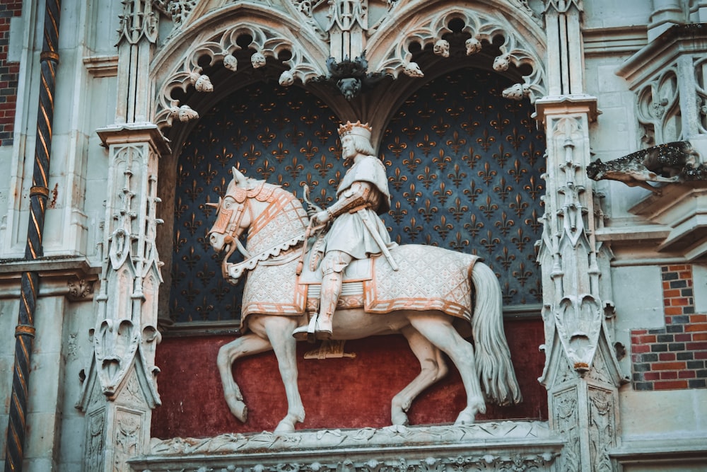 Femme en robe blanche assise sur une statue de chaise