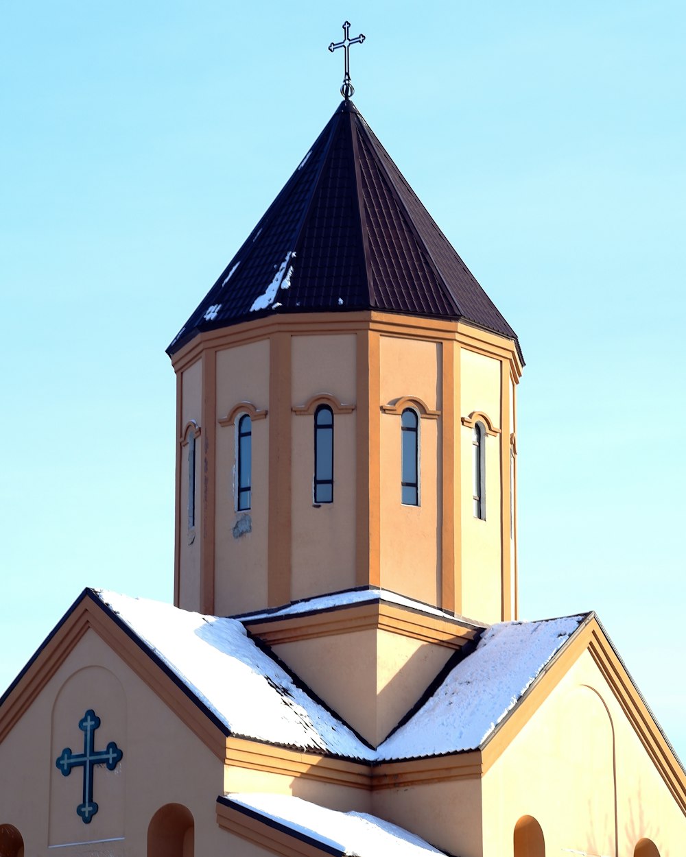 Chiesa in cemento blu e giallo sotto il cielo blu durante il giorno