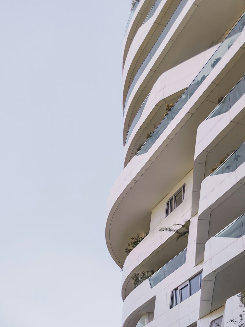 edifício de concreto branco e azul