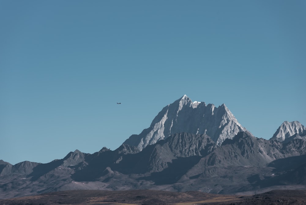 montanha coberta de neve sob o céu azul durante o dia