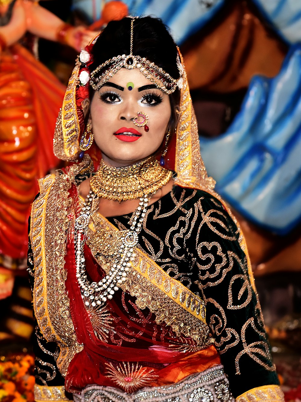 mulher no vestido sari vermelho e dourado