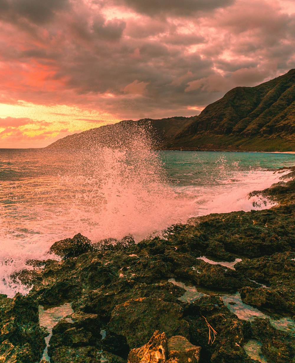 ocean waves crashing on rocks during daytime