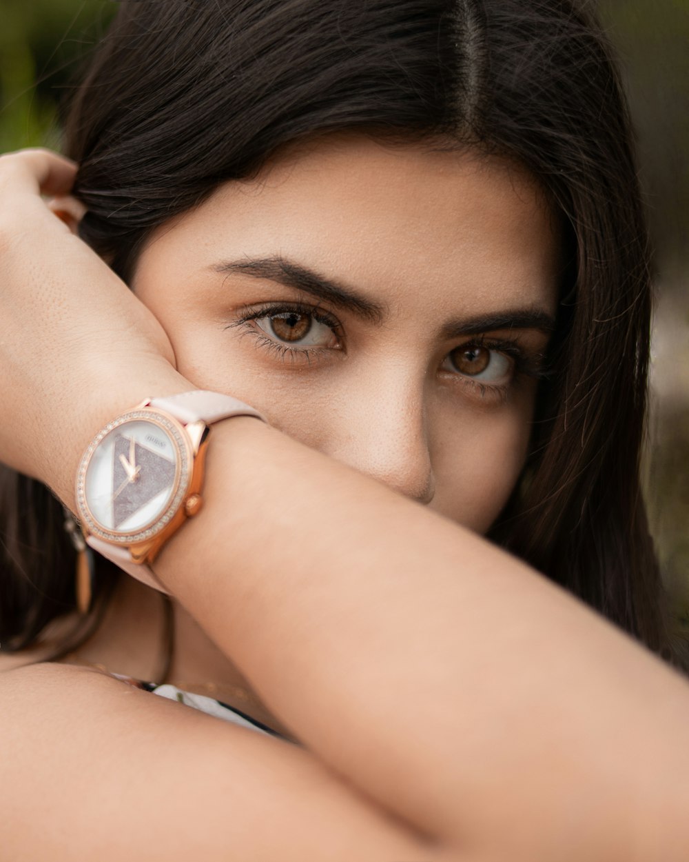 Femme en bague d’argent sur sa main gauche