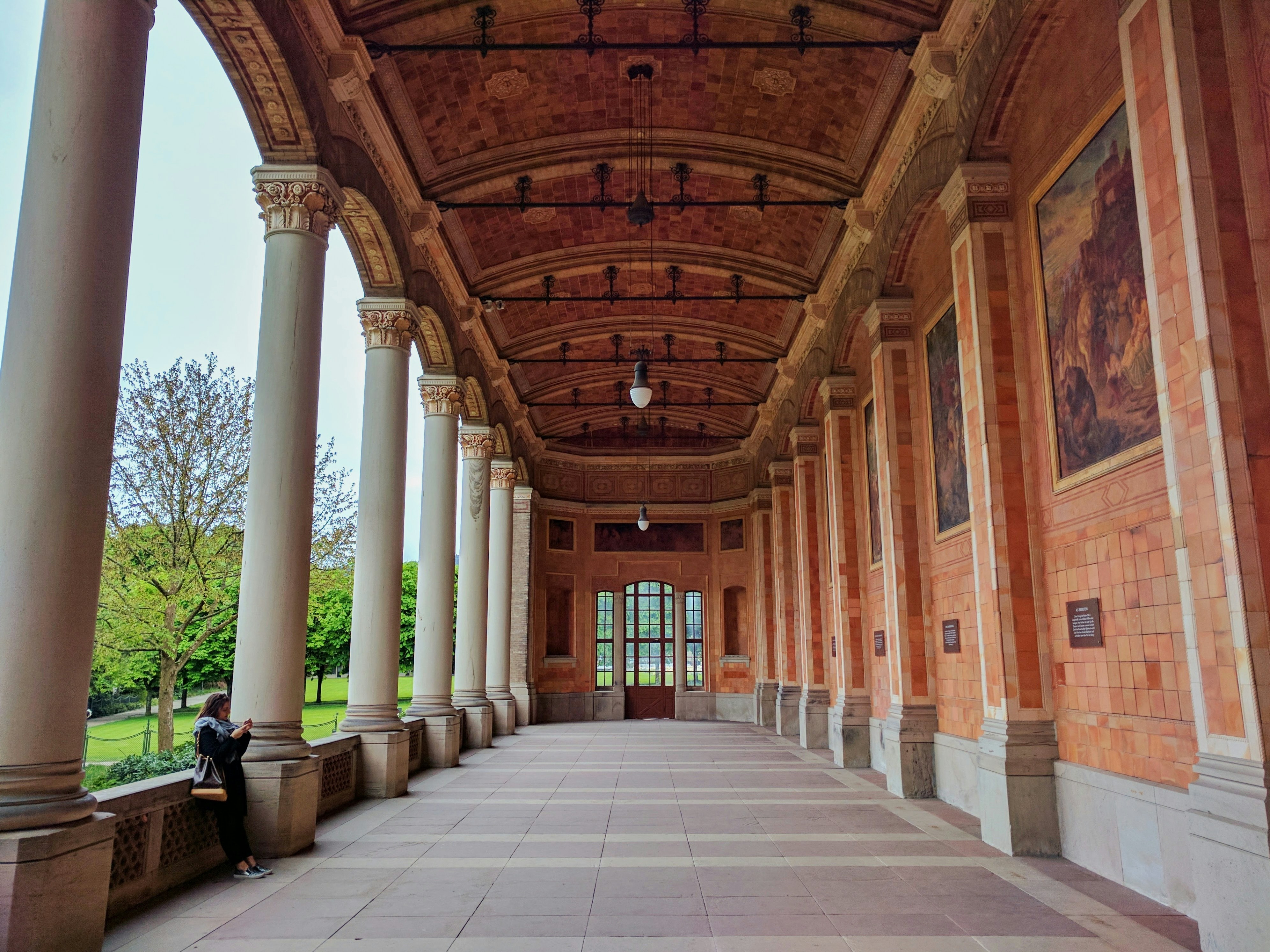 Edificio de hormigón marrón y blanco