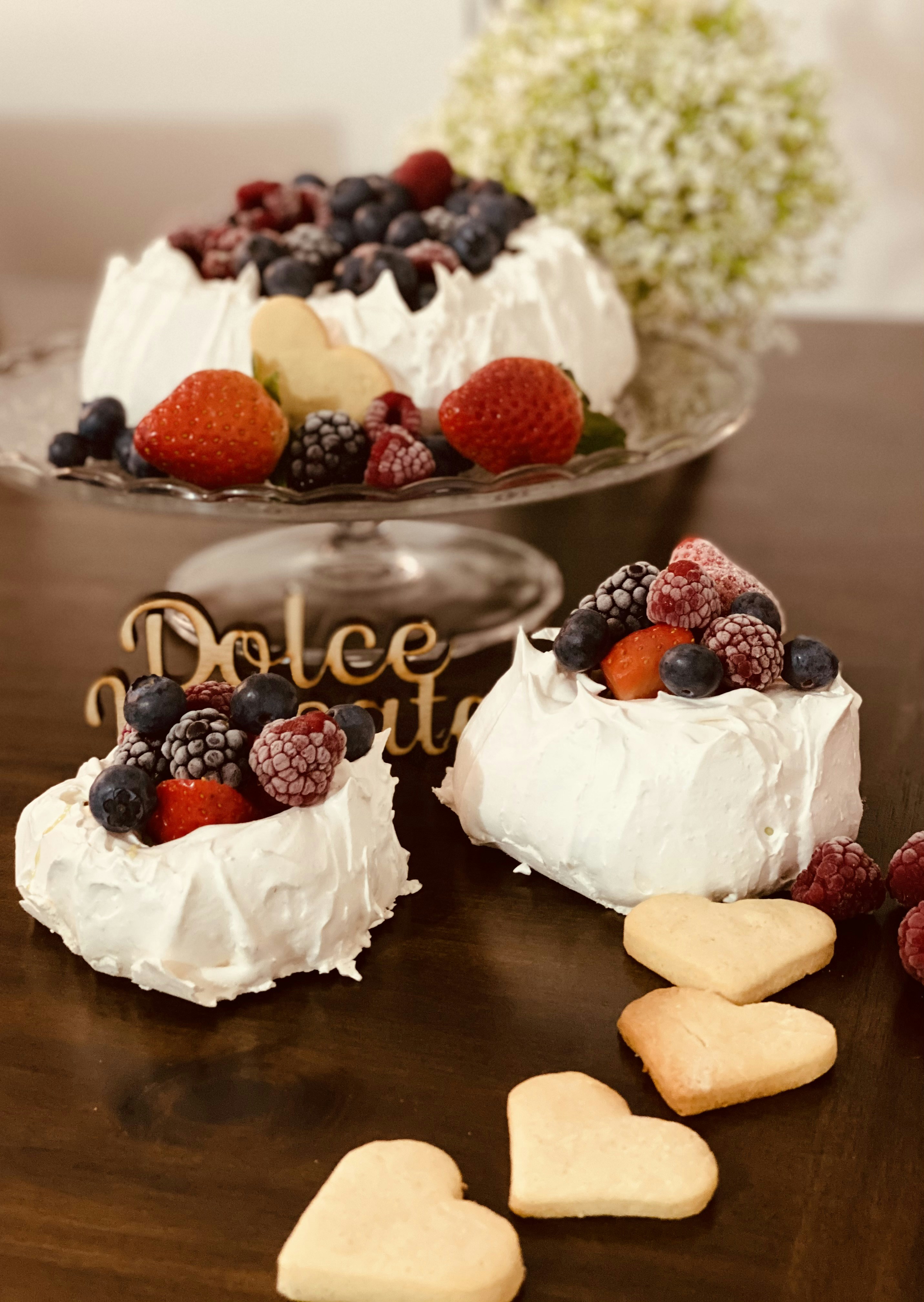 白いアイシングで覆われたケーキの上にイチゴとブルーベリーをのせたの写真 Unsplashの無料写真