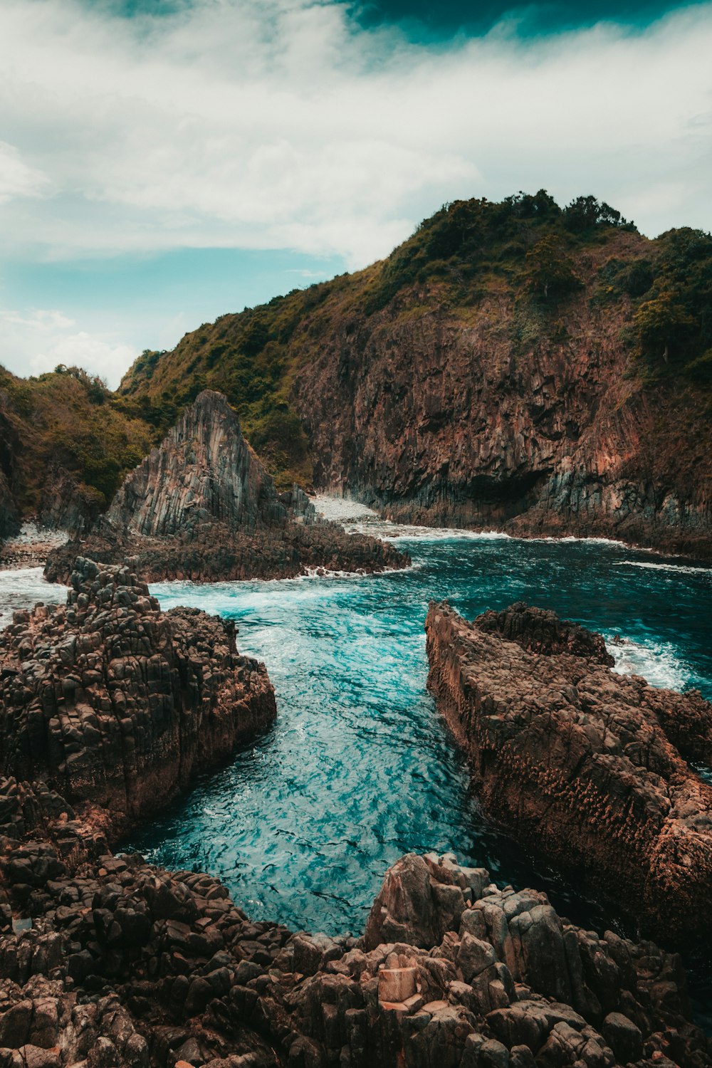 Formación de rocas marrones en el cuerpo de agua durante el día