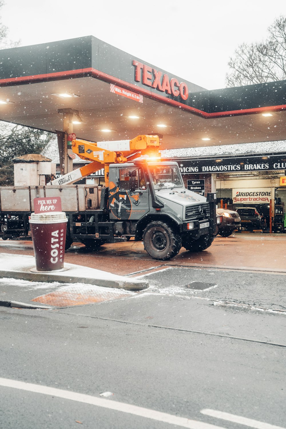 um caminhão está estacionado em um posto de gasolina