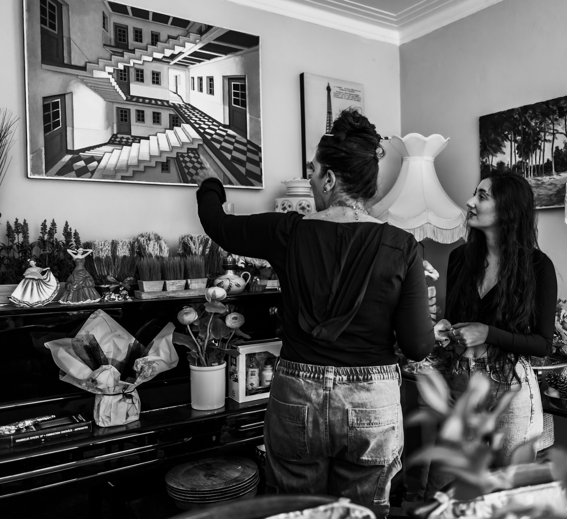 gray computer monitor