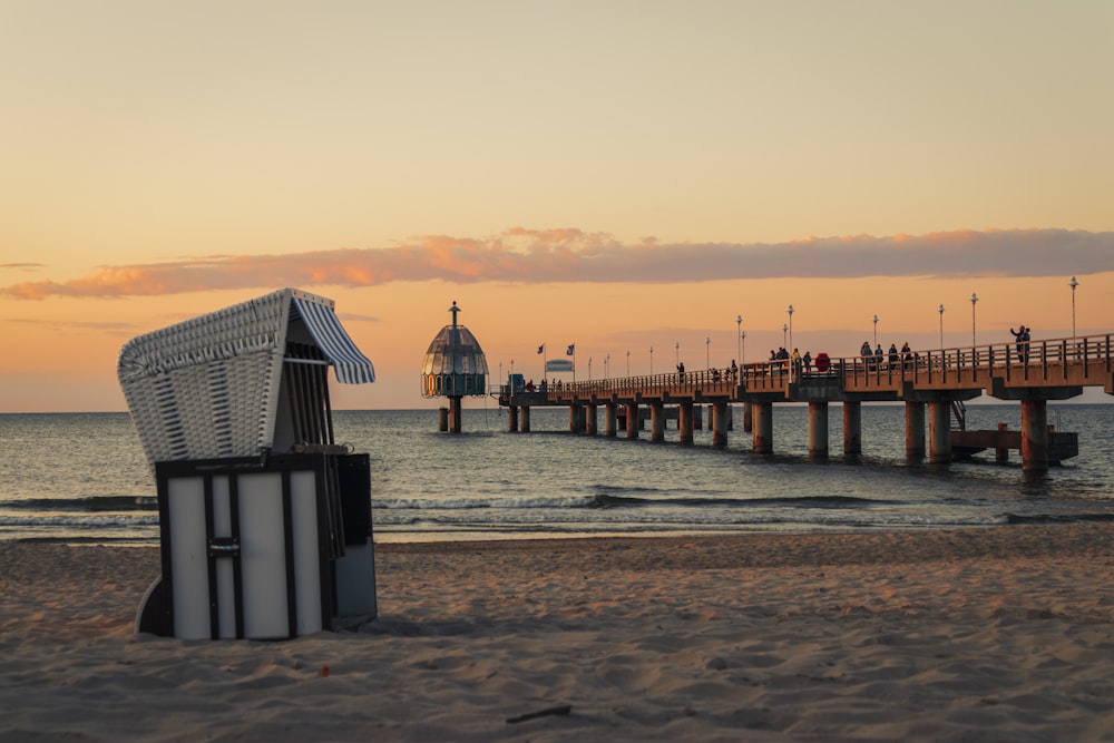 Person, die bei Sonnenuntergang auf einem Holzsteg steht