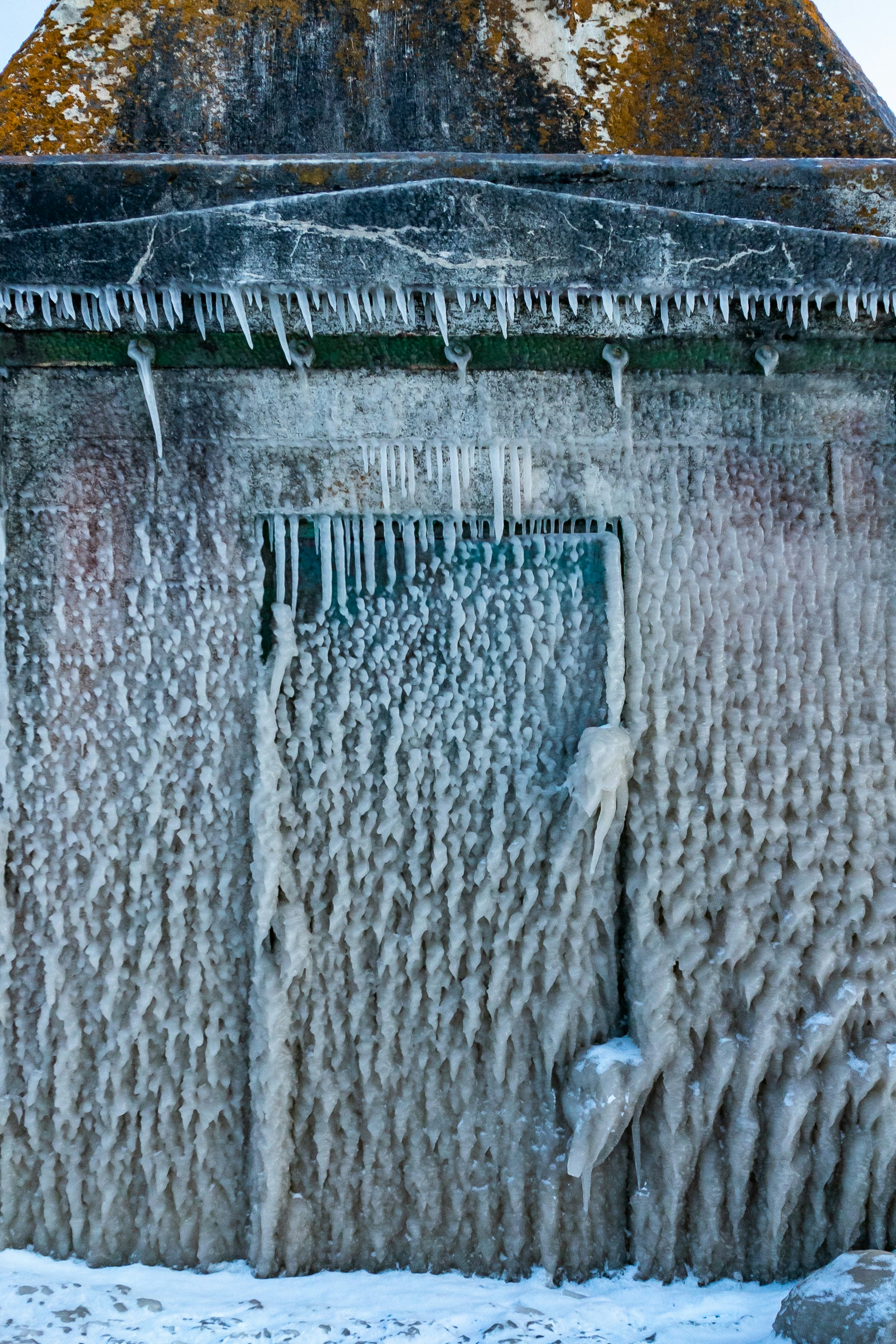 graue Holzwand mit weißer Farbe