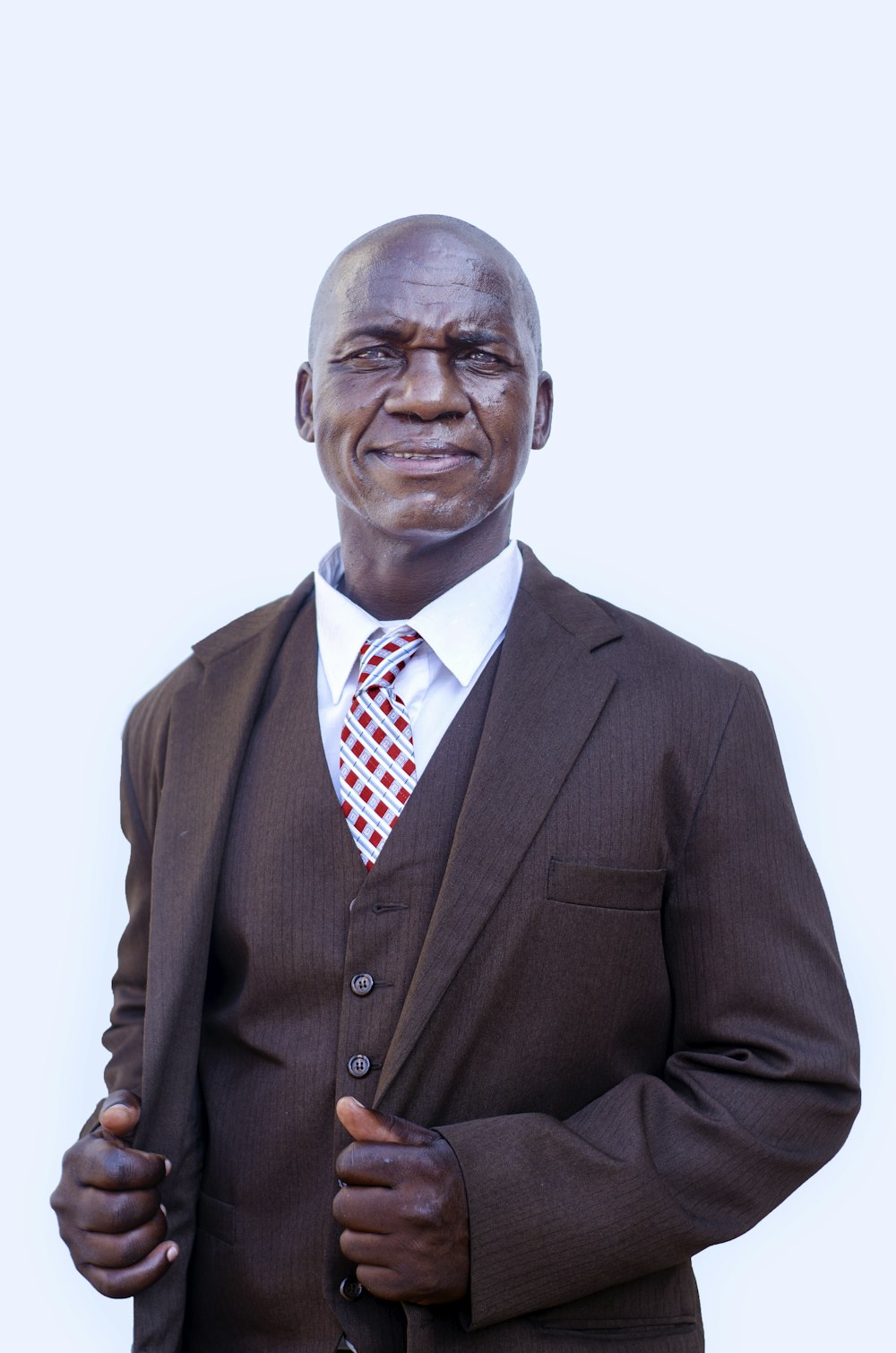 Ein Mann in Anzug und Krawatte posiert für ein Foto