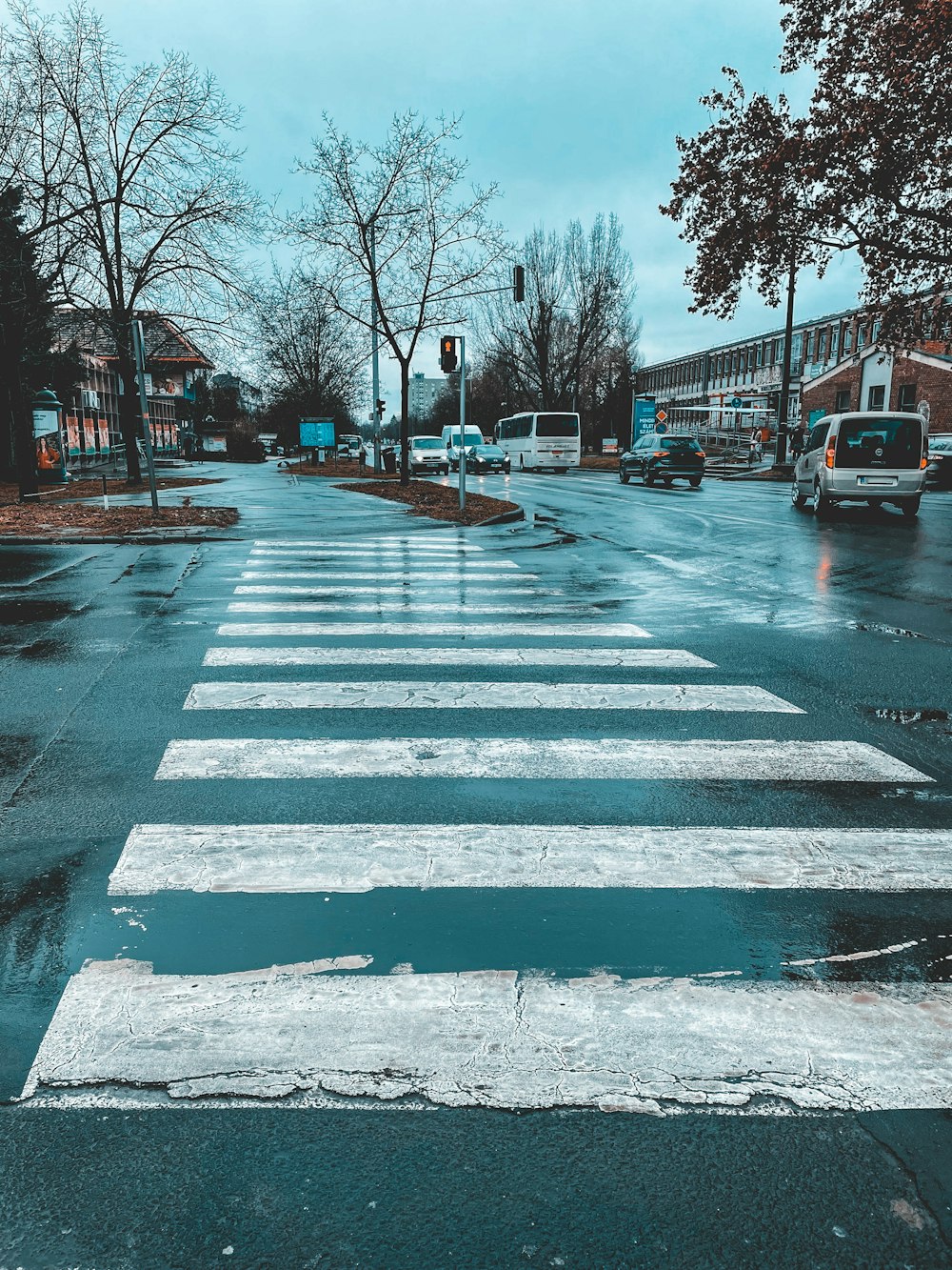 un passage pour piétons au milieu d’une rue de la ville