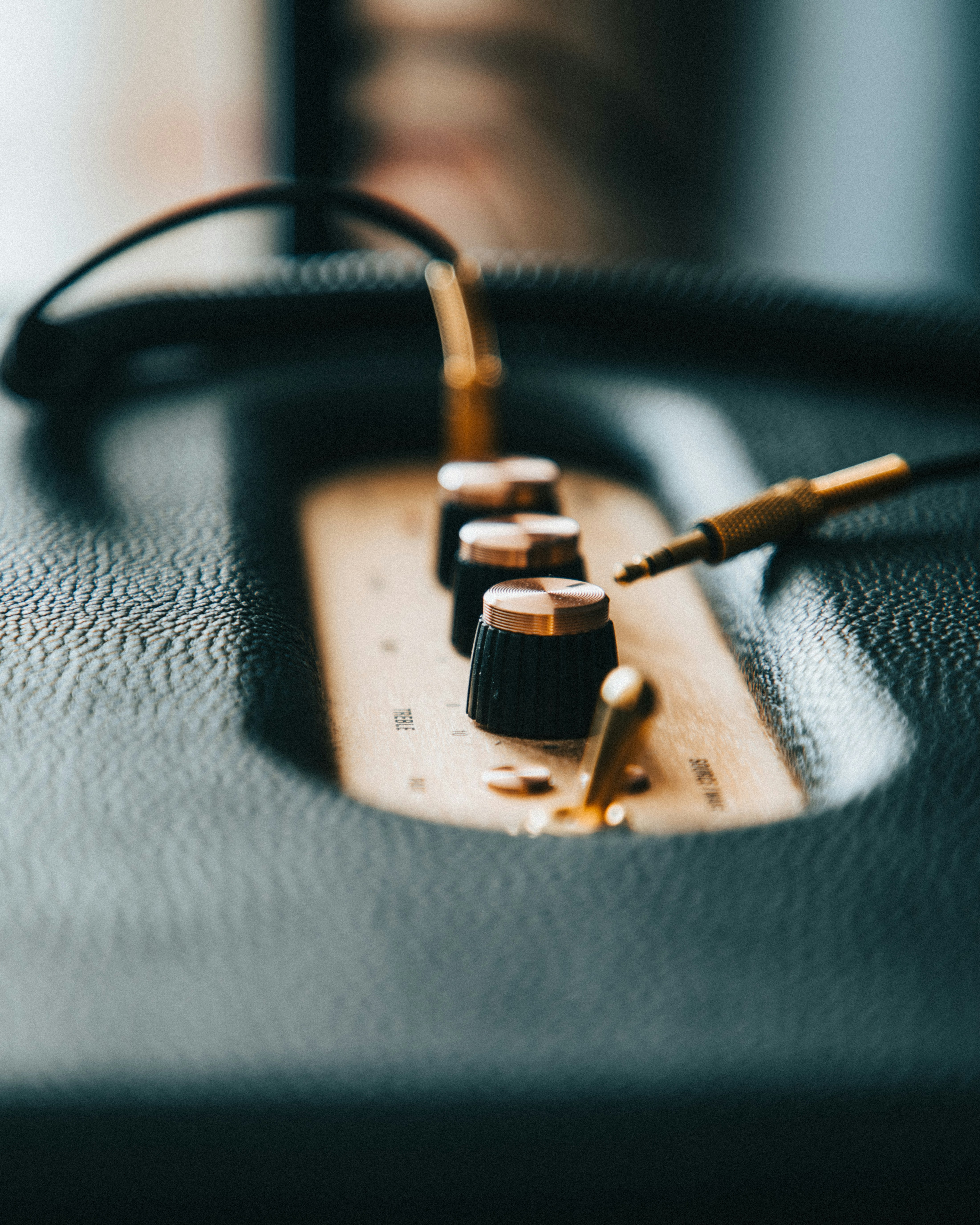 Schwarzes USB-Kabel auf schwarzem Ledertextil