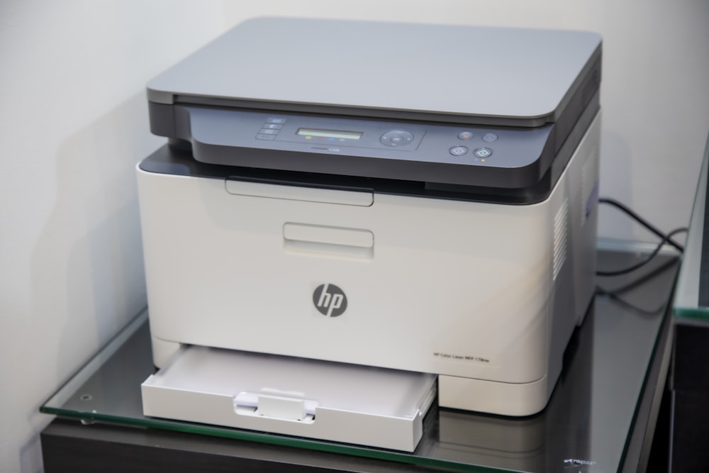흰색과 회색 HP 올인원 프린터