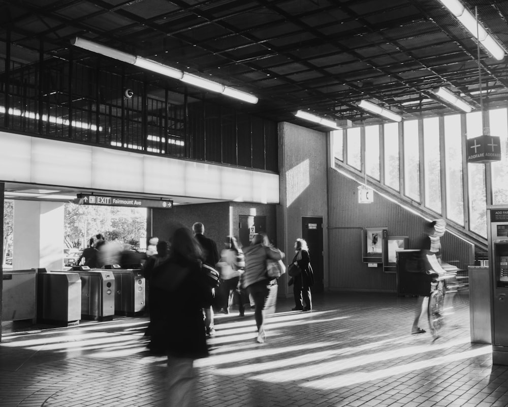 Gente caminando por la calle en fotografía en escala de grises