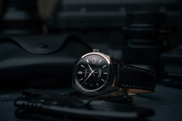 Sapphire Crystal vs Mineral Glass: The Window to Your Watch