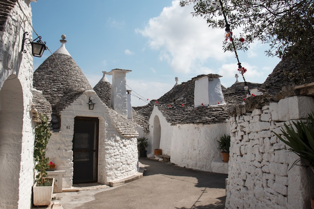 Casa di cemento bianca e grigia sotto cielo blu durante il giorno