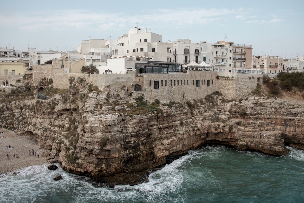 Costruzione di cemento bianco vicino a specchio d'acqua durante il giorno