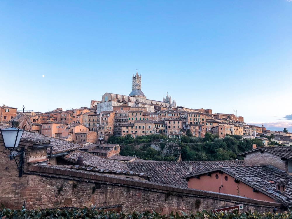 Edifici di cemento marrone e bianco sotto cielo blu durante il giorno