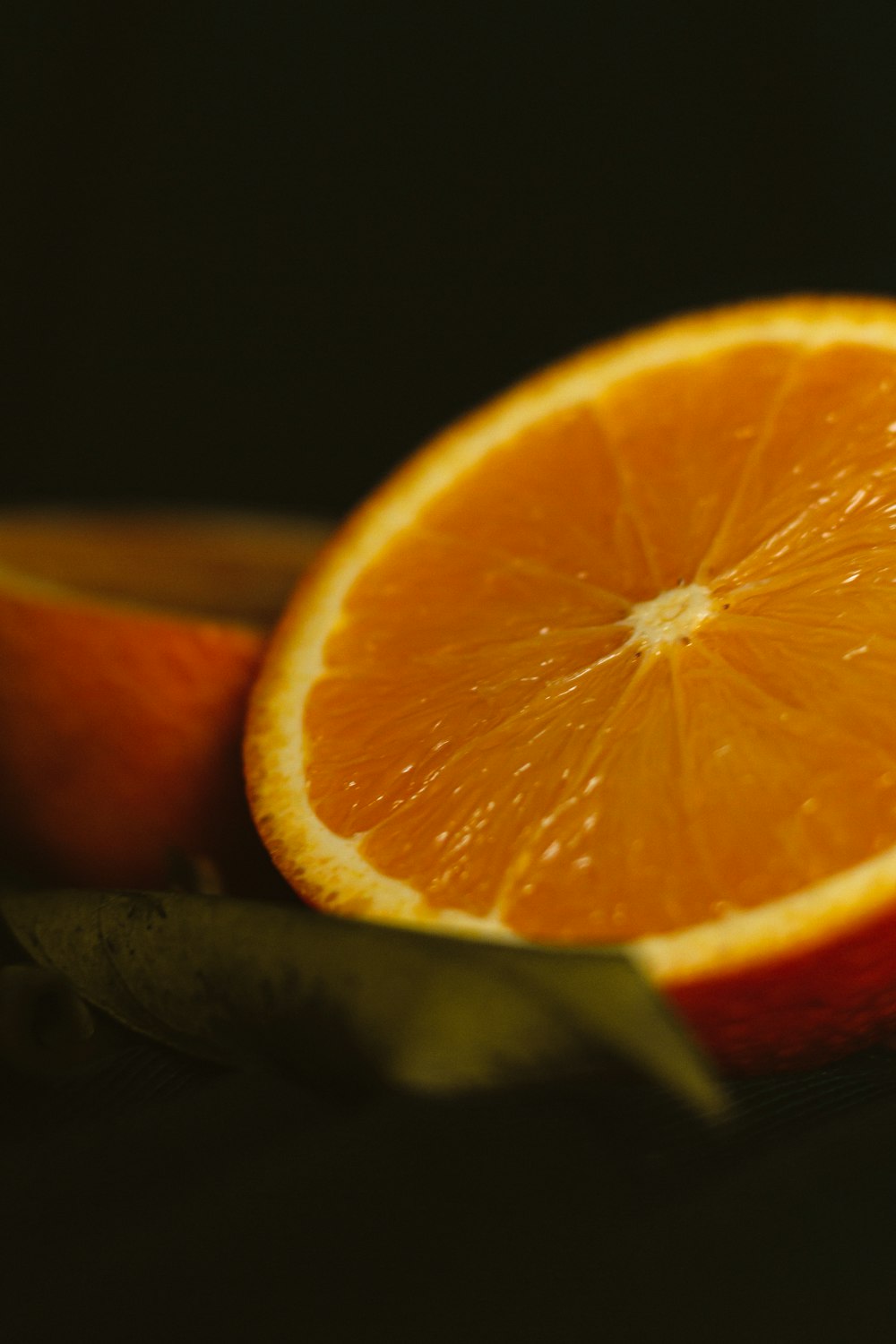 Fruits orange tranchés sur fond noir