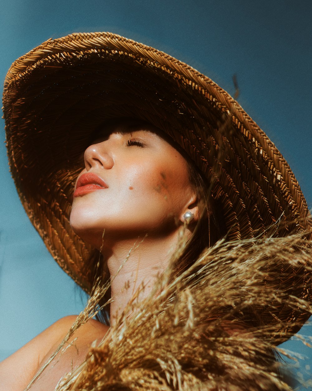 Femme au chapeau de soleil marron