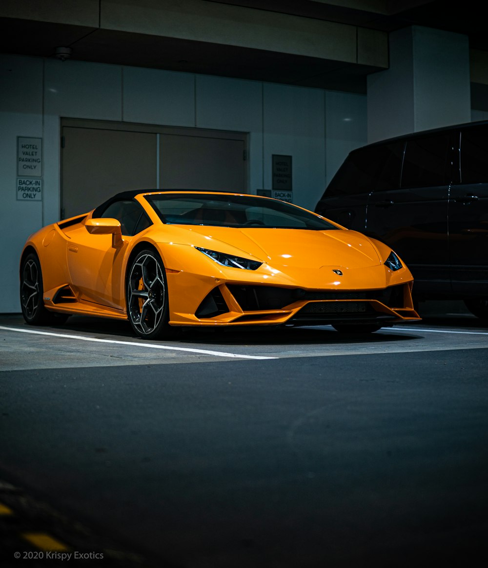 Lamborghini Aventador orange garée dans un garage