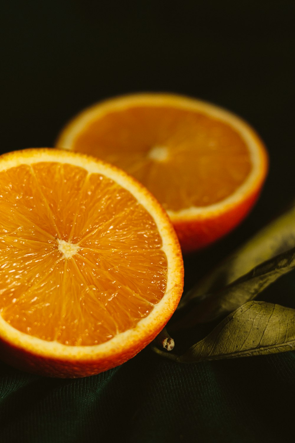 Fruto naranja sobre hojas verdes