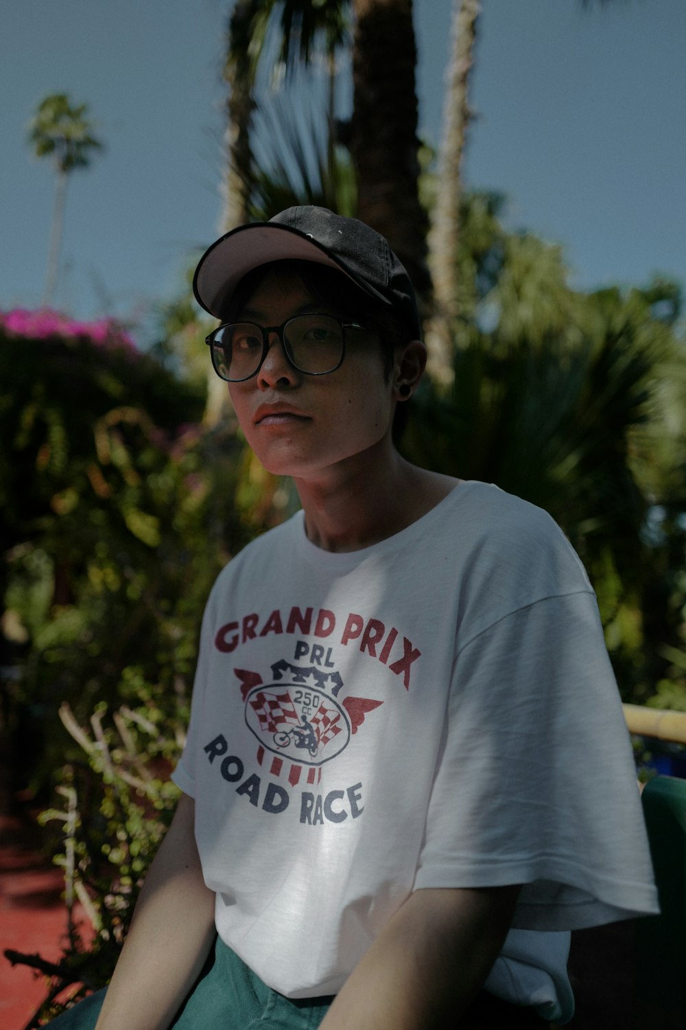 Homme en t-shirt blanc à col rond portant des lunettes de soleil noires