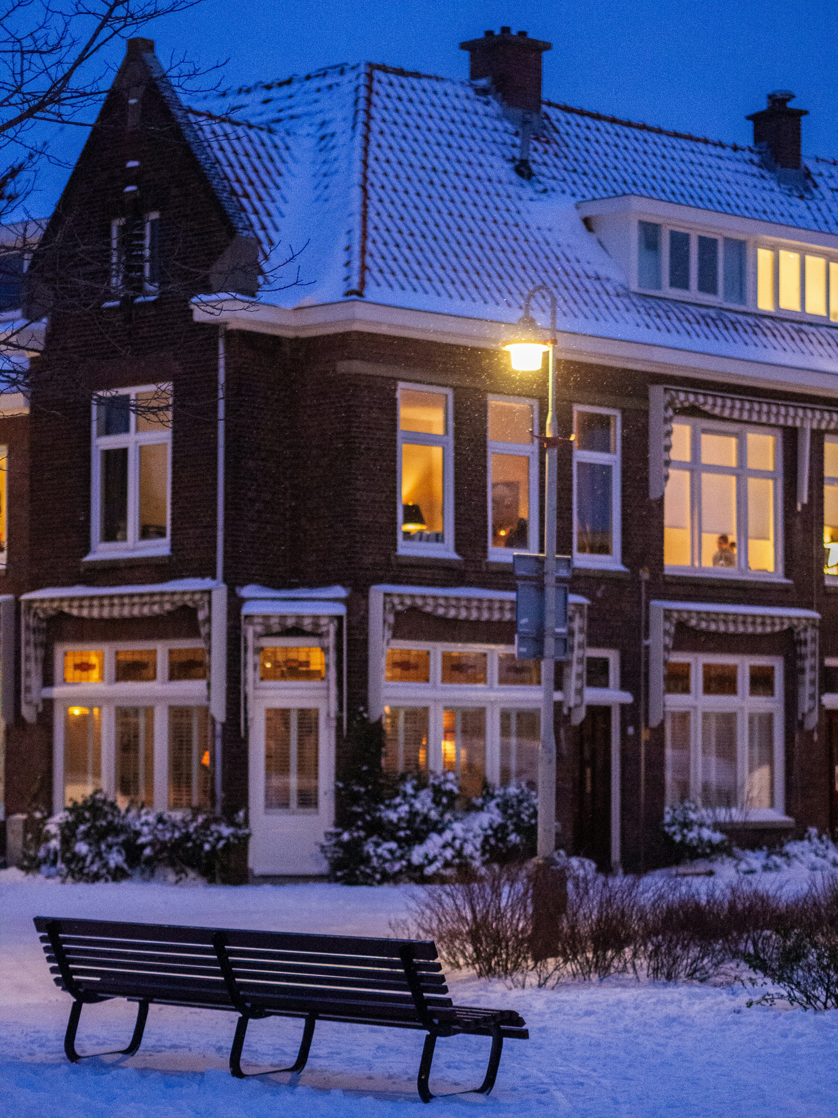 bâtiment en béton brun et blanc pendant la journée