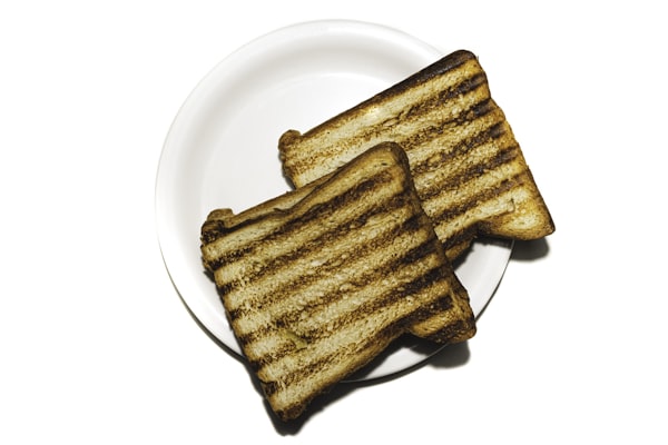 Volkoren toast met pindakaas en hennepzaad — receptfoto