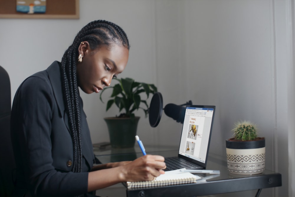 personne utilisant un appareil Surface