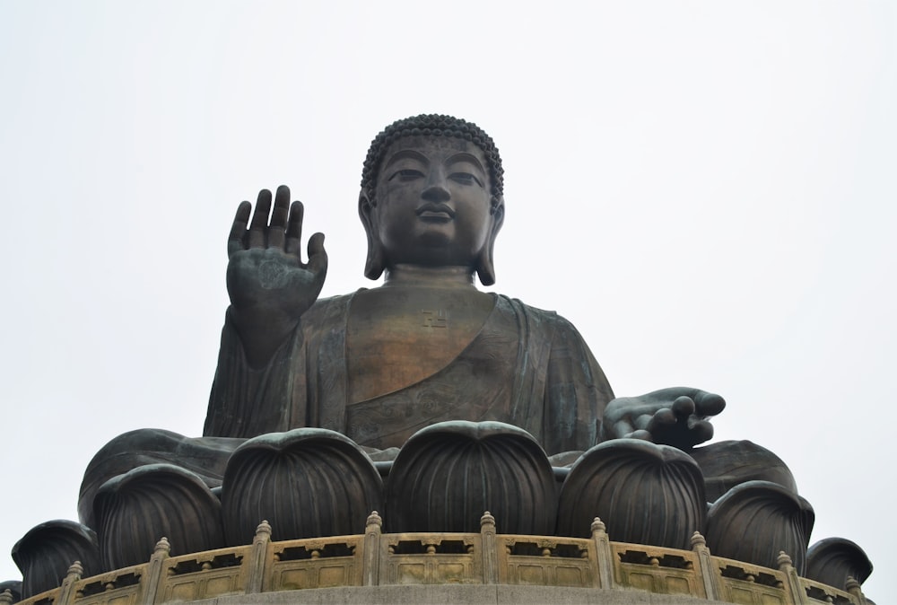 estátua cinzenta de concreto de um homem