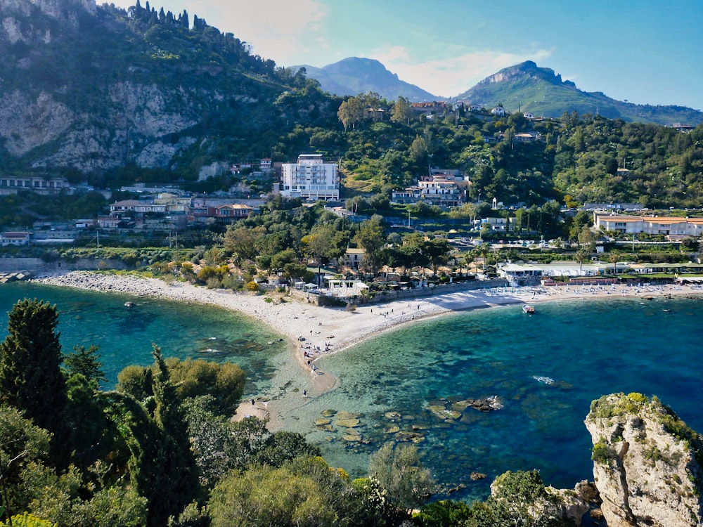 Veduta aerea della città vicino allo specchio d'acqua durante il giorno