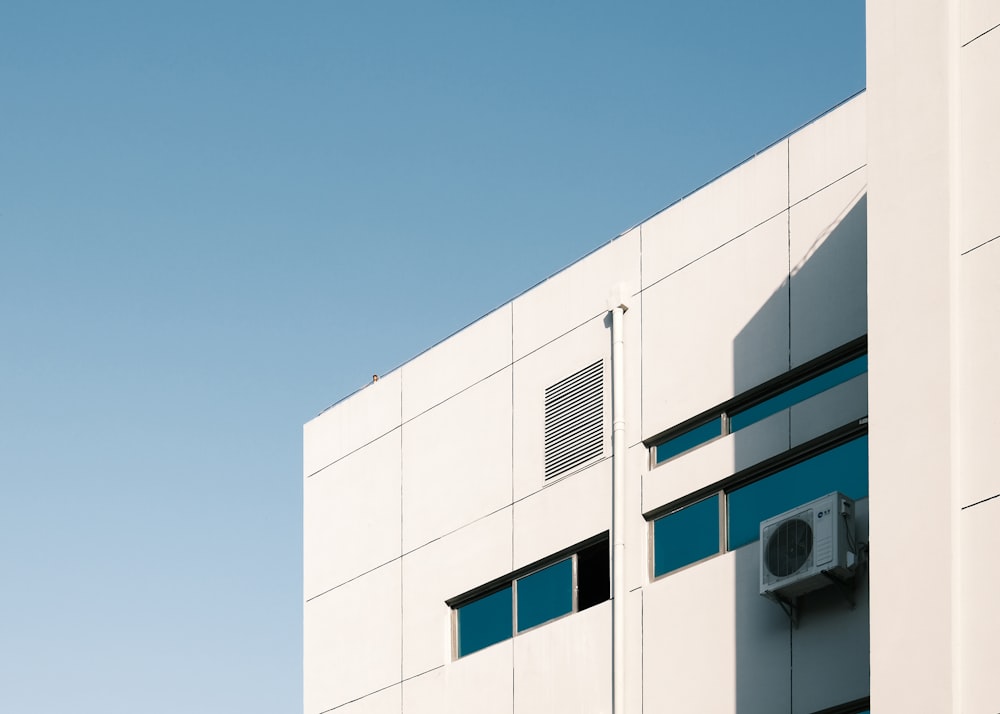 edificio in cemento bianco sotto il cielo blu durante il giorno