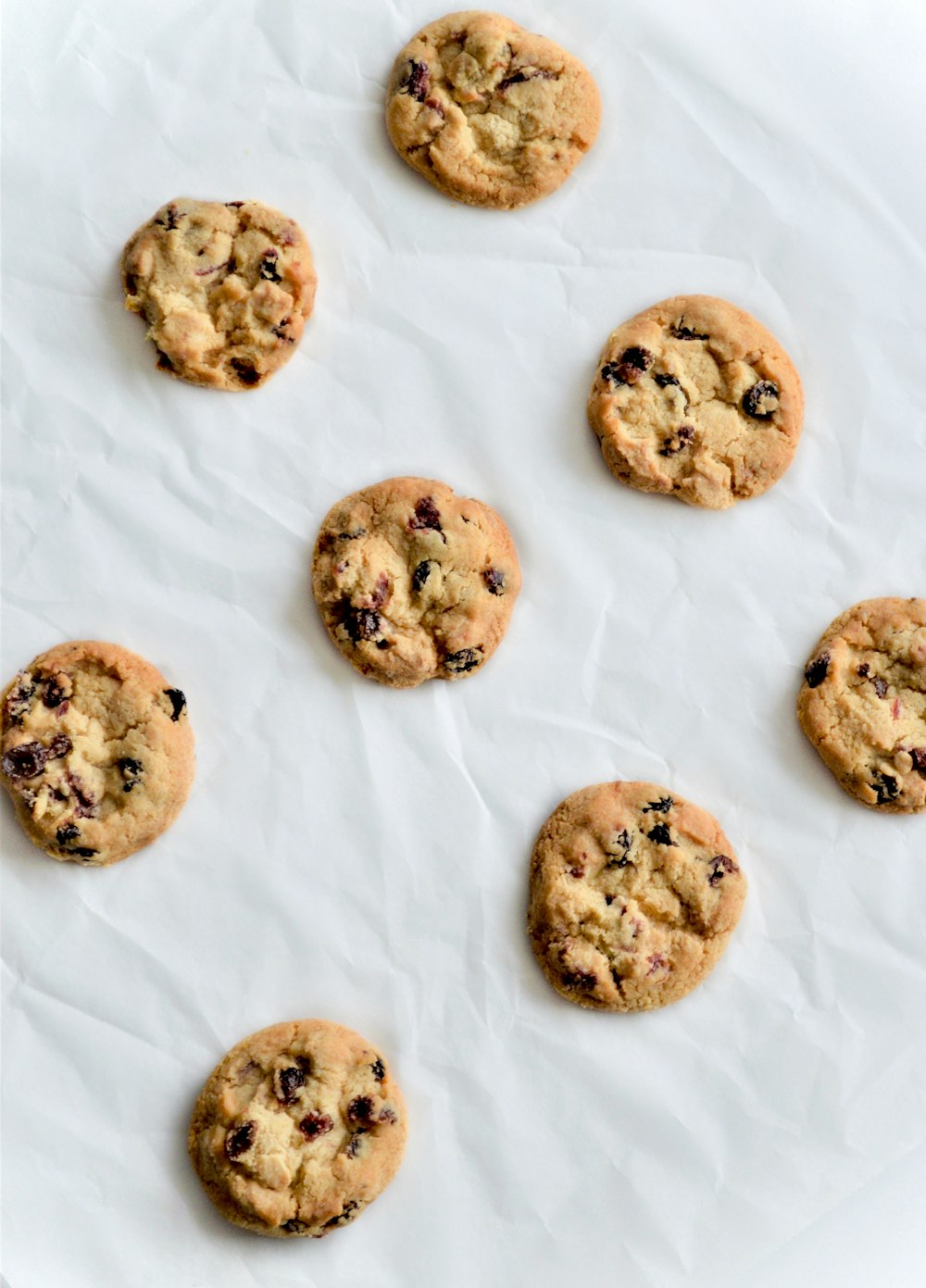 Galletas marrones sobre textil blanco