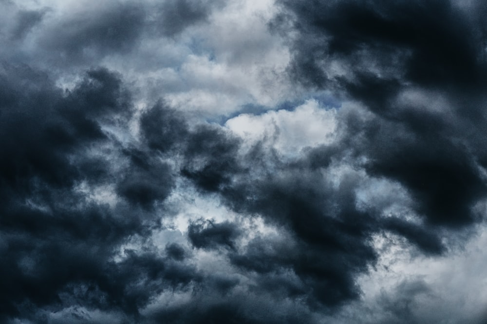 nubes blancas y cielo azul